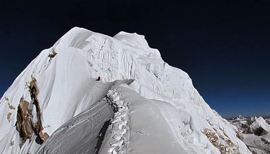 we have to walk through the snow ridge before getting to the Baruntse summit