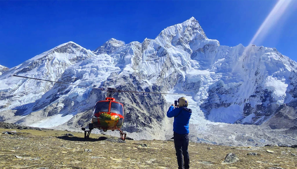 helicopter at kalapatthar