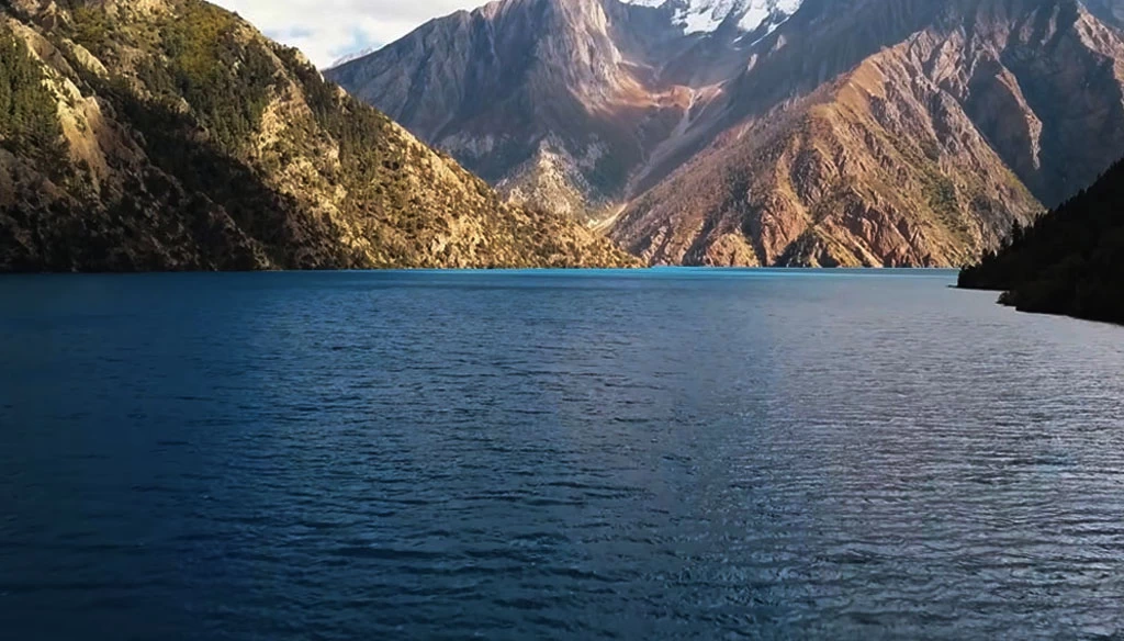 A beautiful color of turquoise water can be seen during the late afternoon in Phoksundo Lake