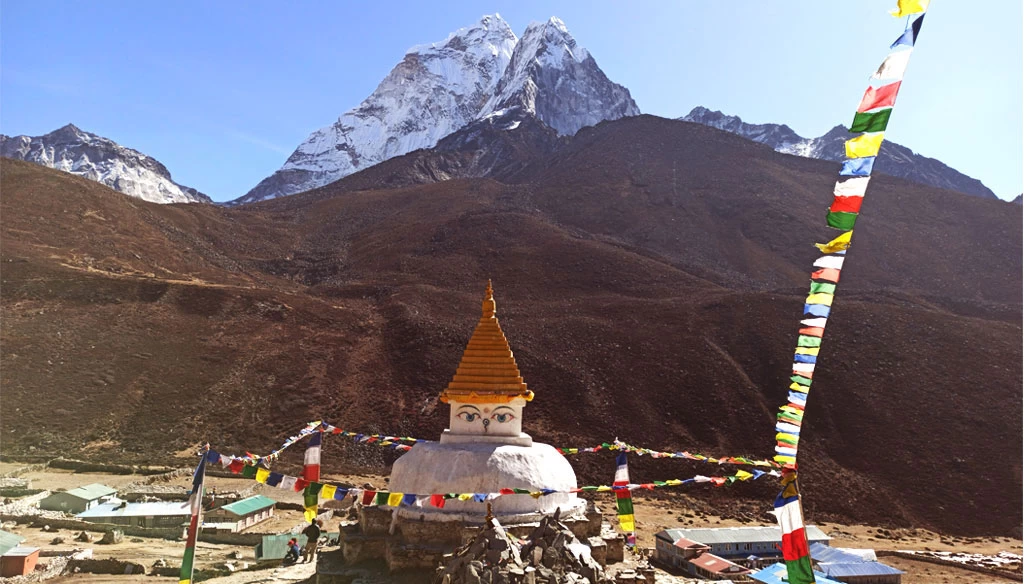Bouddha stupa and mountain combine