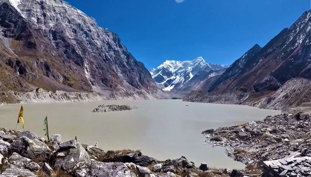 We reached the Tsho Rolpa Lake on clear day so that we also could see mountains.