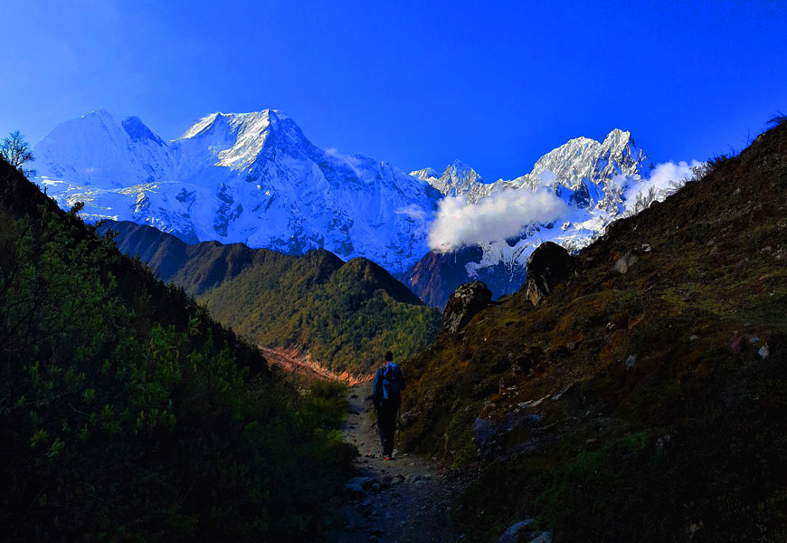 manaslu circuit trek altitude