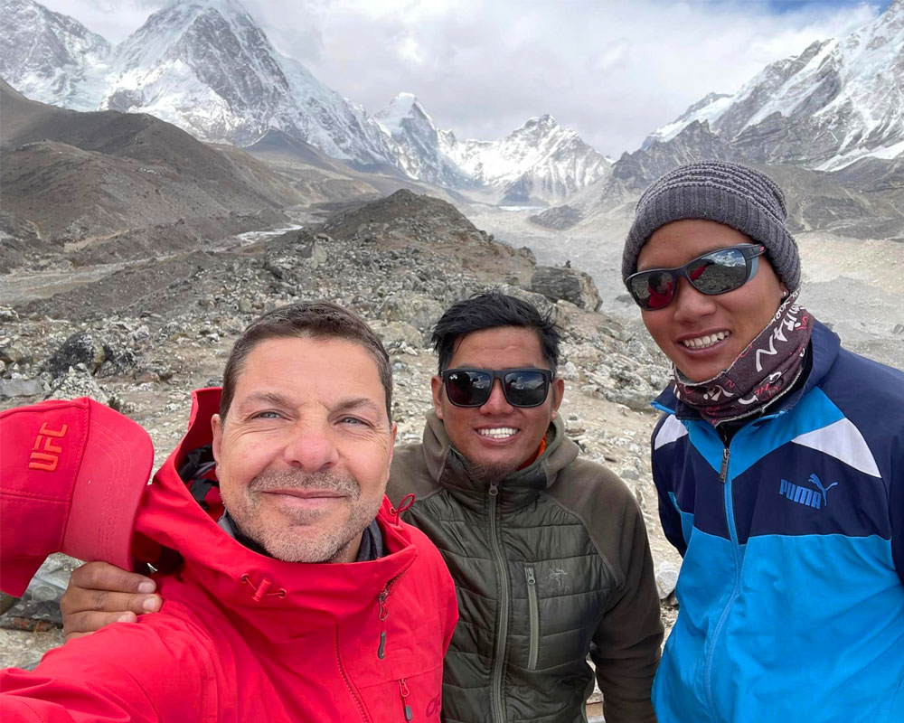 trekkers at dingboche