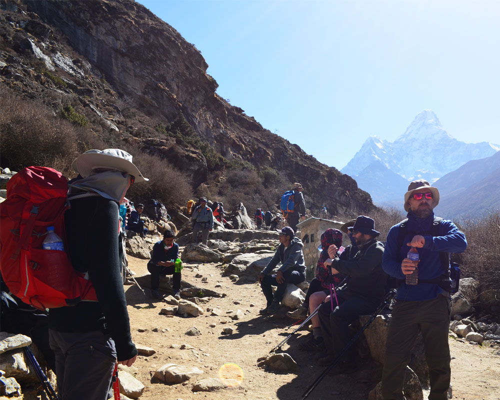 everest base camp trek trail crowd