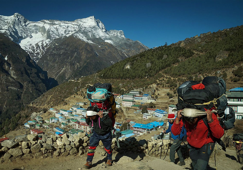 guide and porter in everest region
