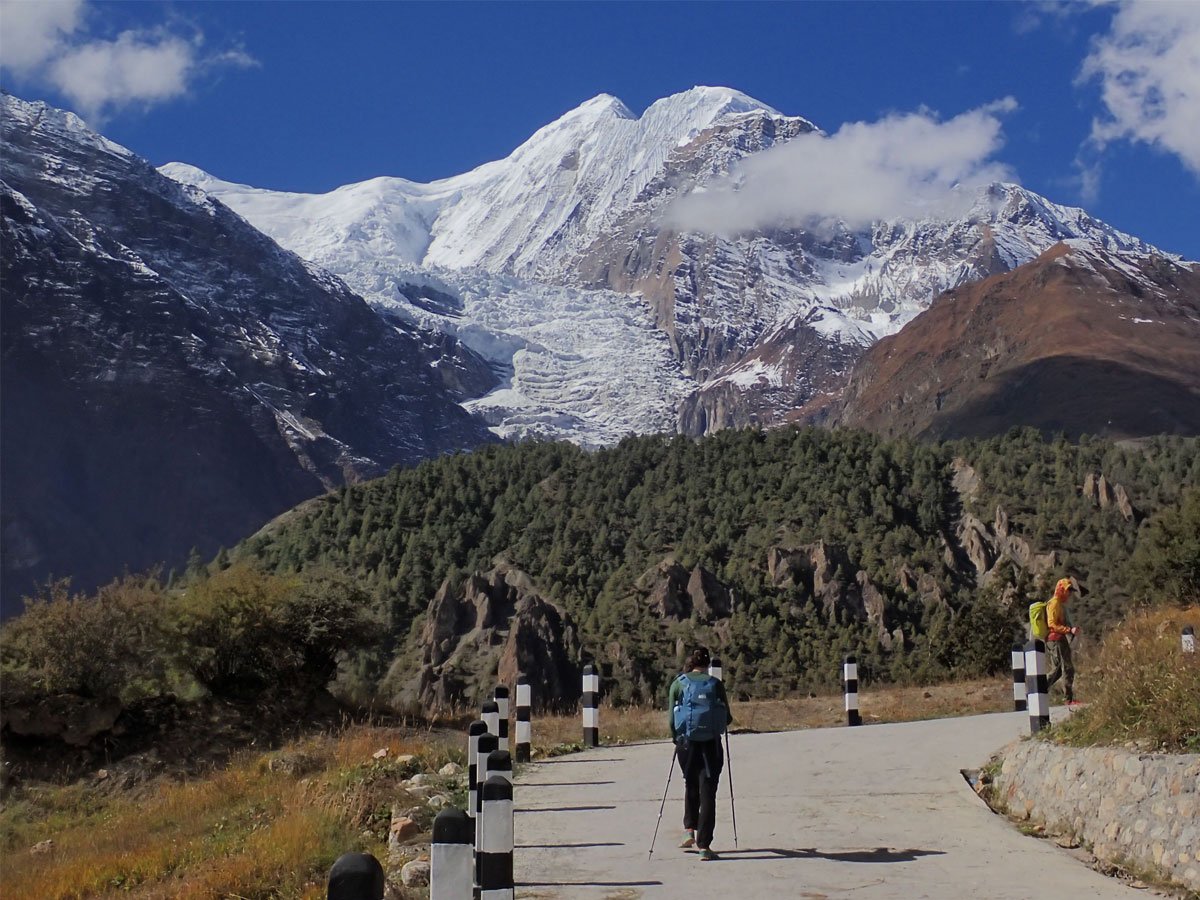trekking to shinta mani mustang